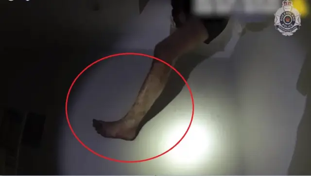 호텔 천장 뚫고 내려온 다리의 정체가…