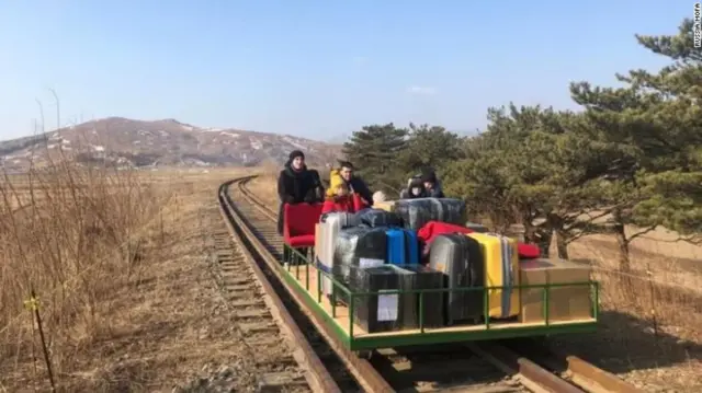 지금 평양은…러 외교관들 ‘손수레’ 타고 北 국경 탈출