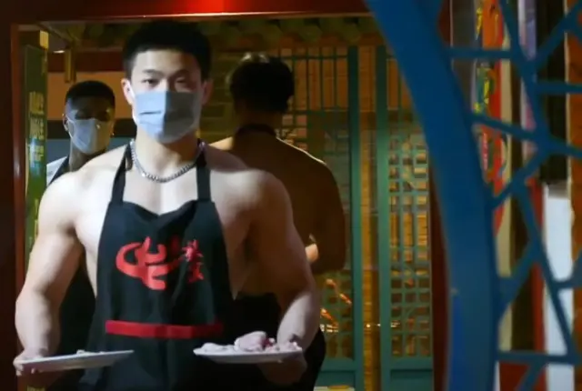 맨몸에 앞치마…’마초 웨이터’로 여성 고객 유치?