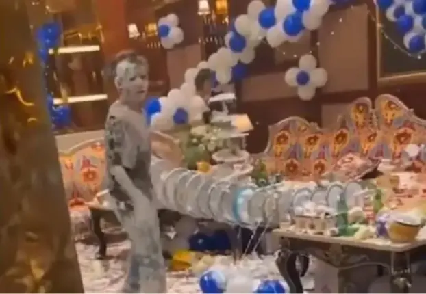 친구 ‘생일빵’하겠다고 생크림 쑥대밭 된 노래방의 충격 모습