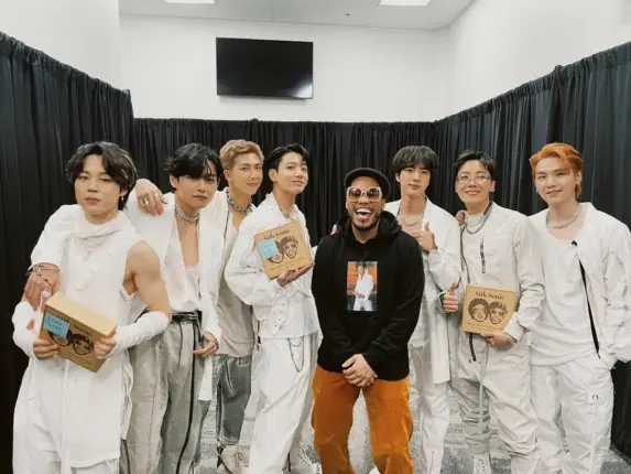 비행기에 울려퍼진 BTS ‘버터’, 비행기야? 콘서트장이야?