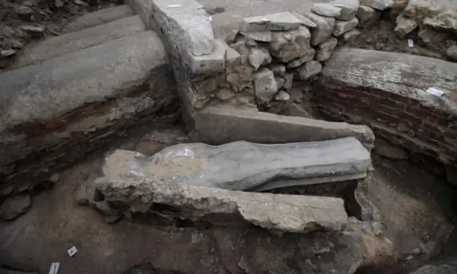 파리 노트르담 대성당에서 새롭게 발견된 무덤, 주인이…