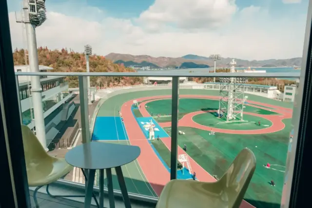 침대에서 경륜 경기 감상하는 희한한 日 호텔