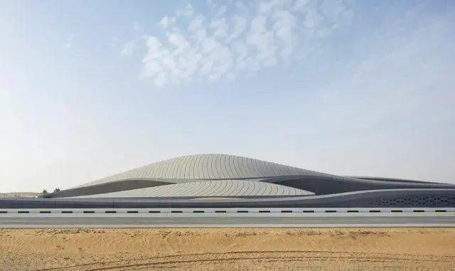 “언덕 아니고 사옥?” UAE 사막 한복판에 있는 정체불명 언덕의 실체는?