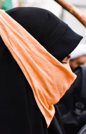 히잡 착용 규칙 위반했다 경찰에 체포된 여성 사망… 이란 전역 시위 발생￼
