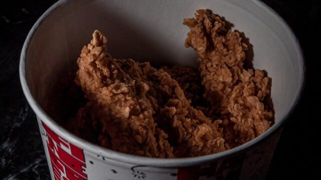 12시간 비행에 닭 다리 하나? 기내식 대신 KFC 제공한 항공사