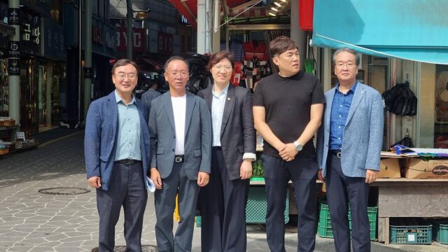 시장 탐방 나선 장미란 문체부 차관 “좋은 의견 모아 기대하는 바를 현실로 이뤄내겠다”