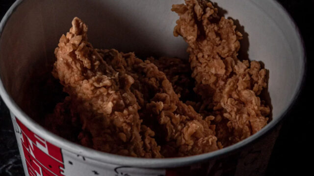 12시간 비행에 닭 다리 하나? 기내식 대신 KFC 제공한 항공사
