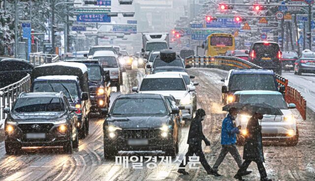 “뜨악” 국내 온라인 여행사 3위가 中 기업?…여행 업계까지 장악하나
