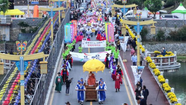 ‘날 좀 보소’ 아리랑 떼창, 애국심 끌어올린 밀양아리랑대축제