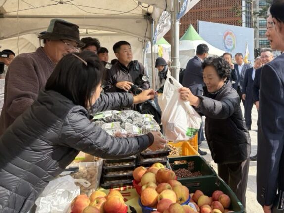 ‘서울에 들어선 농산물 장터’ 2025 지역상생 직판행사 개막