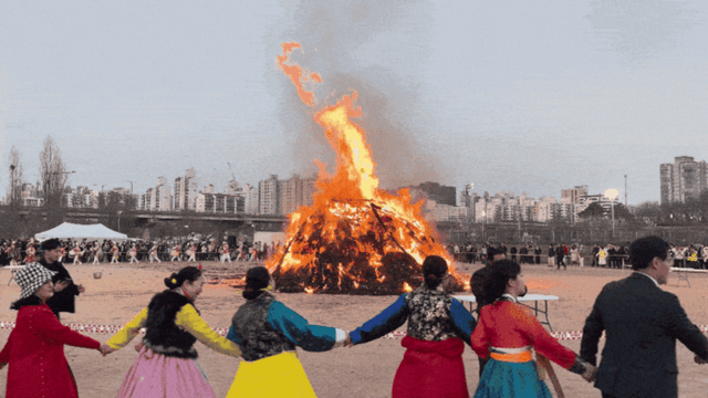 틱톡 대신 굴렁쇠… 역대 인파 모여 달집 태운 정월대보름 축제