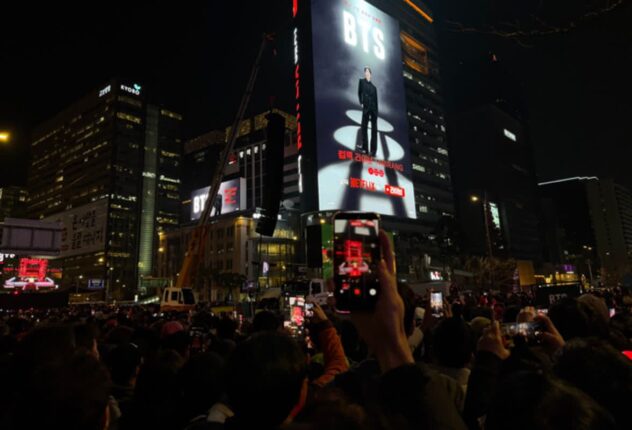 전 세계가 주목한 BTS 컴백…표 없이 무작정 찾아간 현장 기록