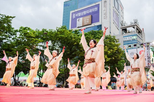 ‘무료 나눔·상금 금지’ 선거법 걸릴라, 5월 축제 풍경 바뀌었다[제철축제]